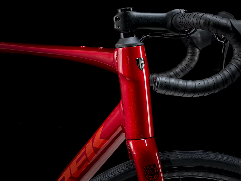 TREK Domane AL 2 Crimson to Dark Carmine Fade